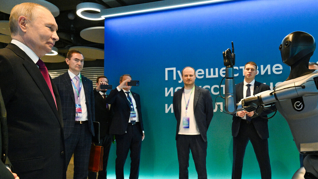 Robô mostra dança enérgica a Putin - VÍDEO