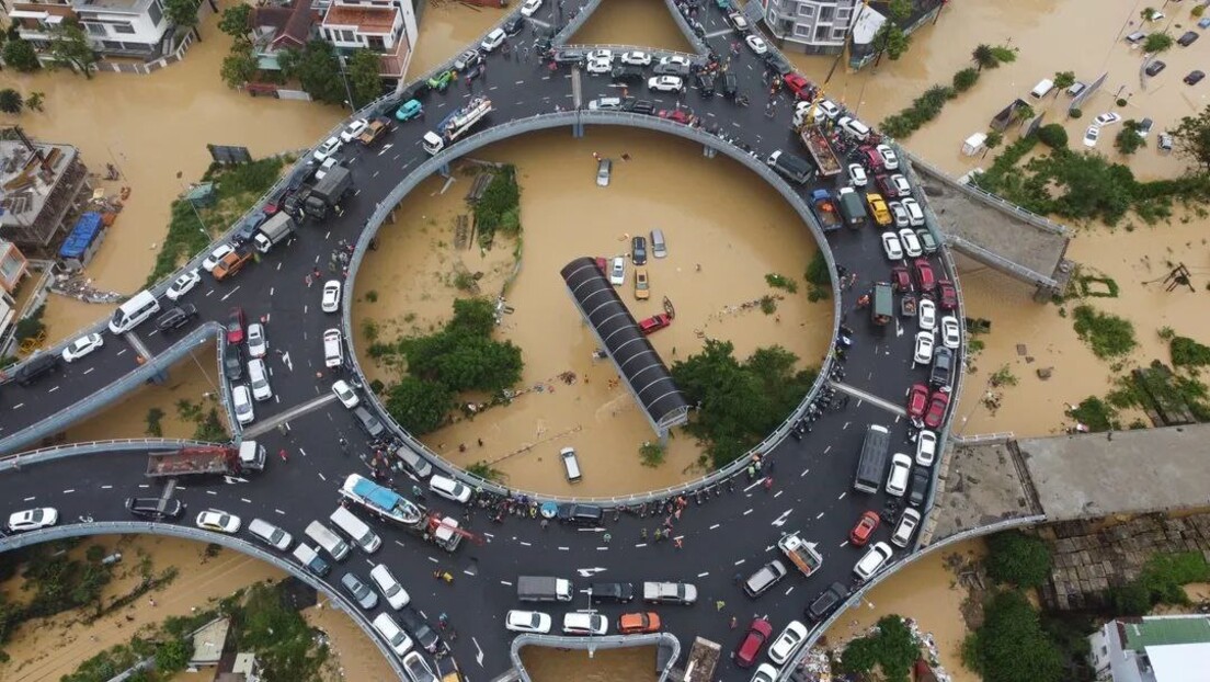 Inundações no centro do Vietnã matam pelo menos 40 pessoas - VÍDEO, FOTOS
