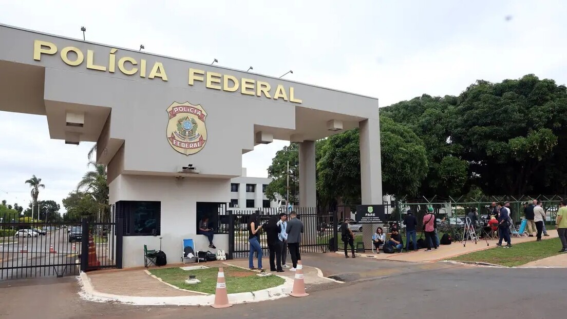 PF instala películas escuras em portas após Bolsonaro ser filmado