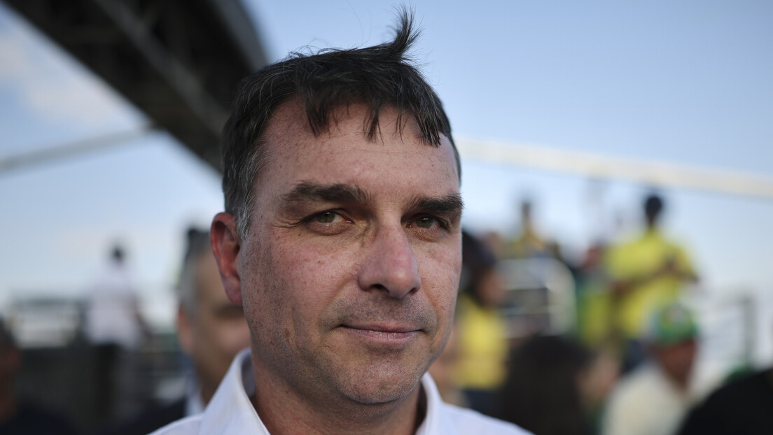 Flávio Bolsonaro sugere que quem duvida da versão do pai sobre a tornozeleira 'é burro'