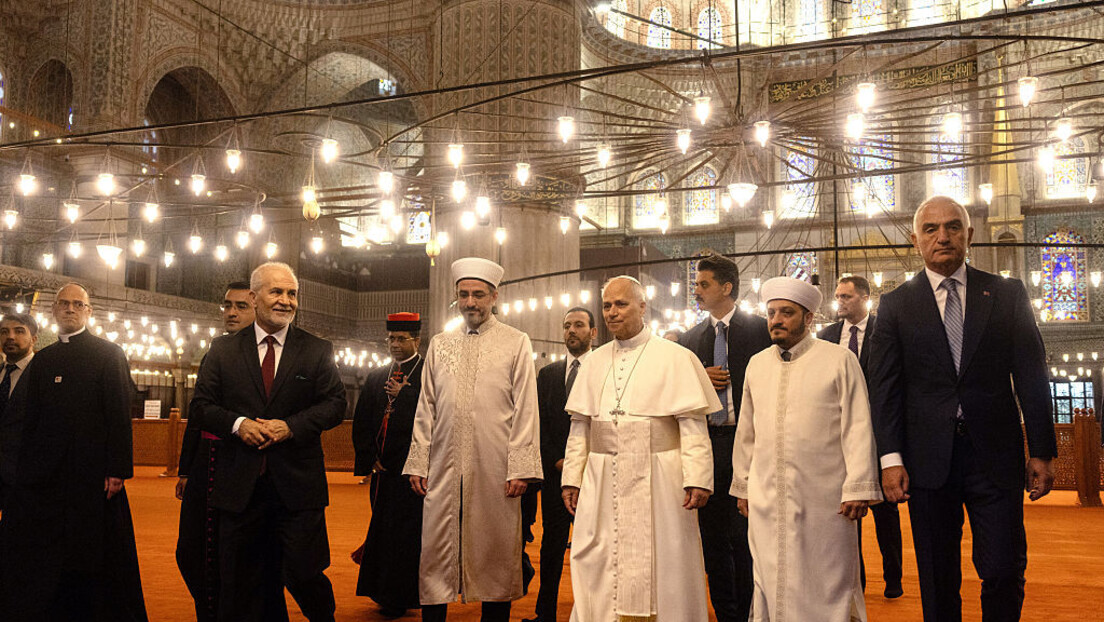 Papa visita Mesquita Azul em gesto ao Islã e pede fim da violência em nome de Deus