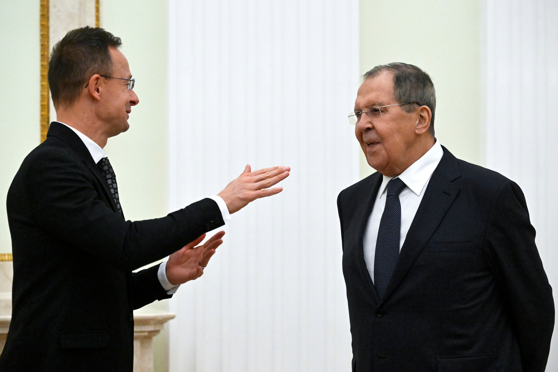 VÍDEO: Momento caloroso: chanceler Húngaro faz Lavrov rir antes de reunião entre Putin e Orbán