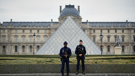 Cinco suspeitos de roubo ao Louvre são detidos em Paris