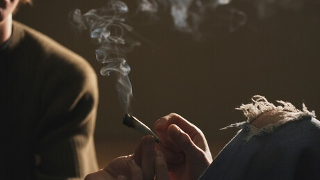 Um dos jornais mais tradicionais do Brasil distribui papel usado para enrolar cigarros de maconha