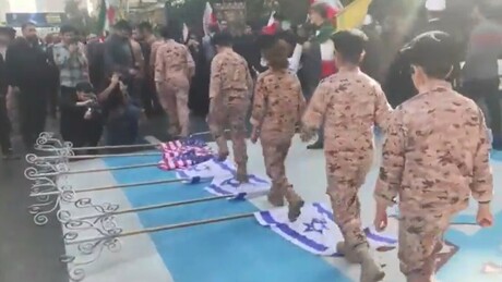 VÍDEO: jovens iranianos em uniformes militares caminham sobre bandeiras dos EUA e de Israel