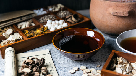 Mulher é internada com 'estrias de escamas de cobra' após usar creme de medicina tradicional chinesa