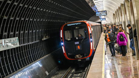 Idosa empurra menina de 13 anos nos trilhos do metrô de Moscou