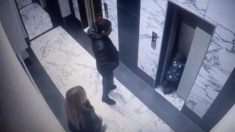 VÍDEO: criança cai em poço de elevador e pai pula atrás dela para salvá-la