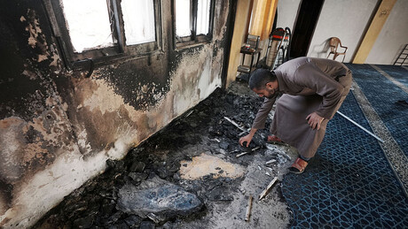 Colonos israelenses incendeiam mesquita e deixam ameaças na Cisjordânia