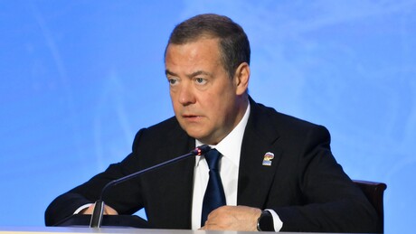 Escândalo de corrupção 'ameaça desfigurar imagem de herói' de Zelensky, destaca Medvedev