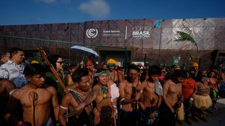 Protesto de indígenas bloqueia entrada principal da COP30