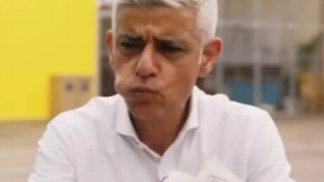 Durante visita ao Brasil, prefeito de Londres experimenta guaraná e diz que é horrível