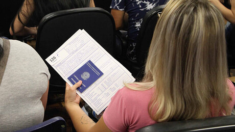 Desemprego no Brasil atinge o menor nível em 13 anos, segundo IBGE