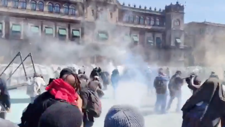 Geração Z tenta invadir Palácio Nacional no México e é contida com gás lacrimogêneo