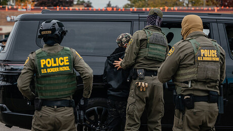 Governo Trump deslocou agentes de suas funções para atuar contra imigrantes, revela New York Times