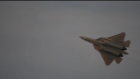 VÍDEO: Caça Su-57 russo demonstra manobras ao sobrevoar deserto árabe