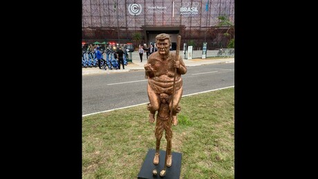 Escultura que descreve Donald Trump como 'Deus da Injustiça' chega à COP30