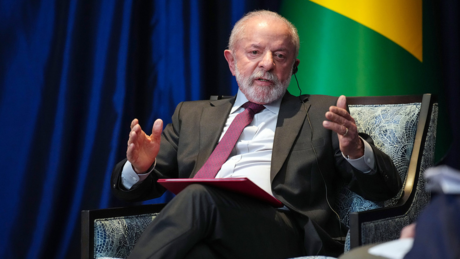 'Todo mundo sabe o que ele fez', diz Lula após prisão de Bolsonaro