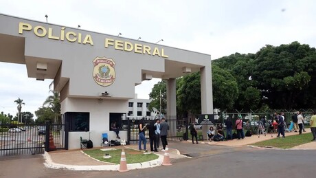 PF instala películas escuras em portas após Bolsonaro ser filmado