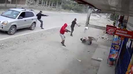 VÍDEO FORTE: homem é cruelmente baleado na frente de uma criança no Equador