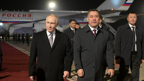 VÍDEO: Putin é escoltado por cavalaria no Quirguistão