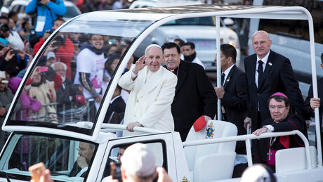 Papamóvel de Francisco vira ambulância para salvar crianças palestinas