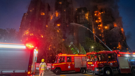 Polícia de Hong Kong prende três suspeitos após incêndio devastar complexo residencial