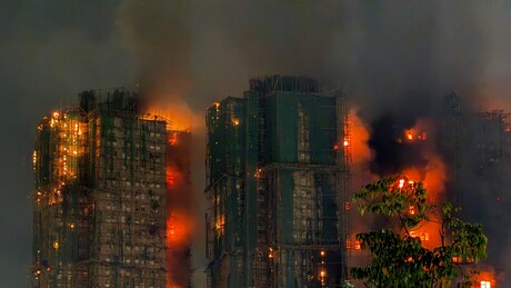 Sobe para 55 o número oficial de mortos em incêndio em Hong Kong; 280 pessoas estão desaparecidas