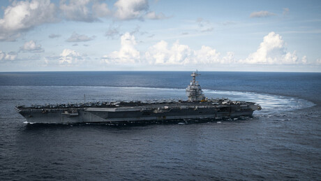 Secretário de Guerra dos EUA visita maior porta-aviões do mundo no Caribe
