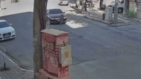 IMAGENS CHOCANTES: motorista atropela fatalmente criança de 6 anos na Turquia