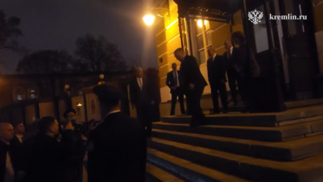 VÍDEO: Putin acompanha Orbán até o carro após várias horas de negociações