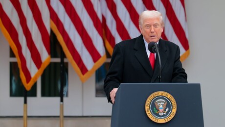 Trump cancela ordens executivas de Biden assinadas com 'caneta automática'