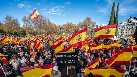 Protesto na Espanha reúne milhares contra governo de Pedro Sánchez