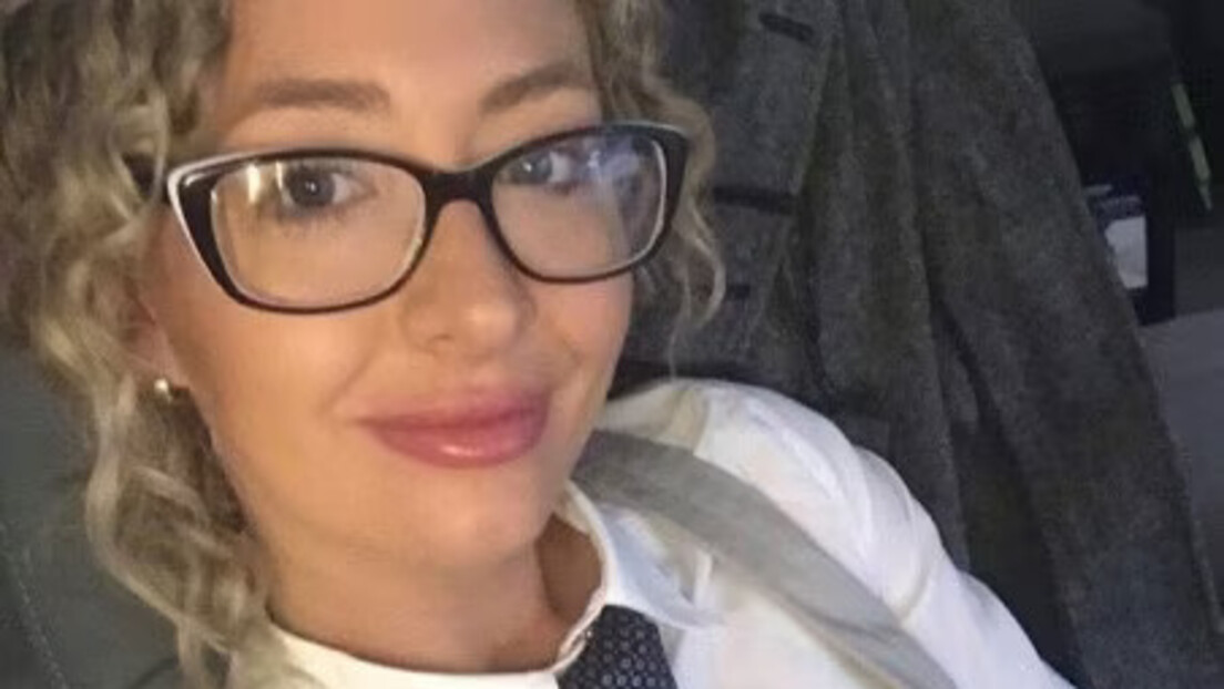 Com bebê nos braços em tribunal, professora confessa abuso de adolescente