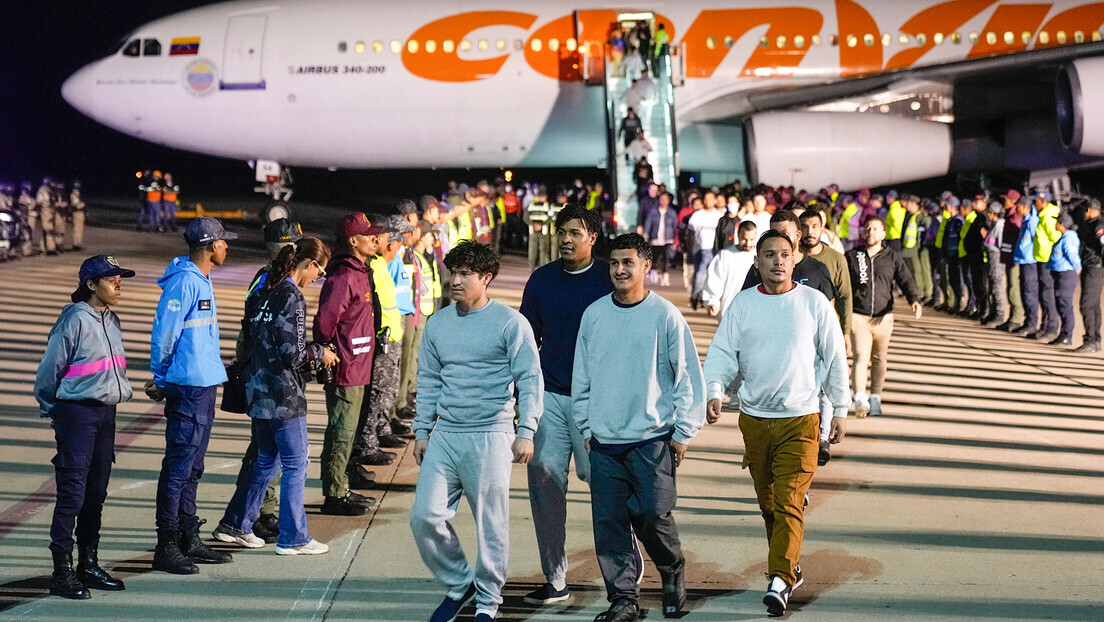 Chegada de venezuelanos vindos dos EUA no Aeroporto Internacional de Maiquetía, em La Guaira, Venezuela, em 24 de março de 2025.