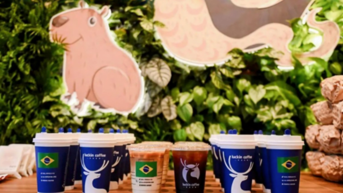 Maior cafeteria chinesa celebra Brasil com campanha temática e produtos especiais
