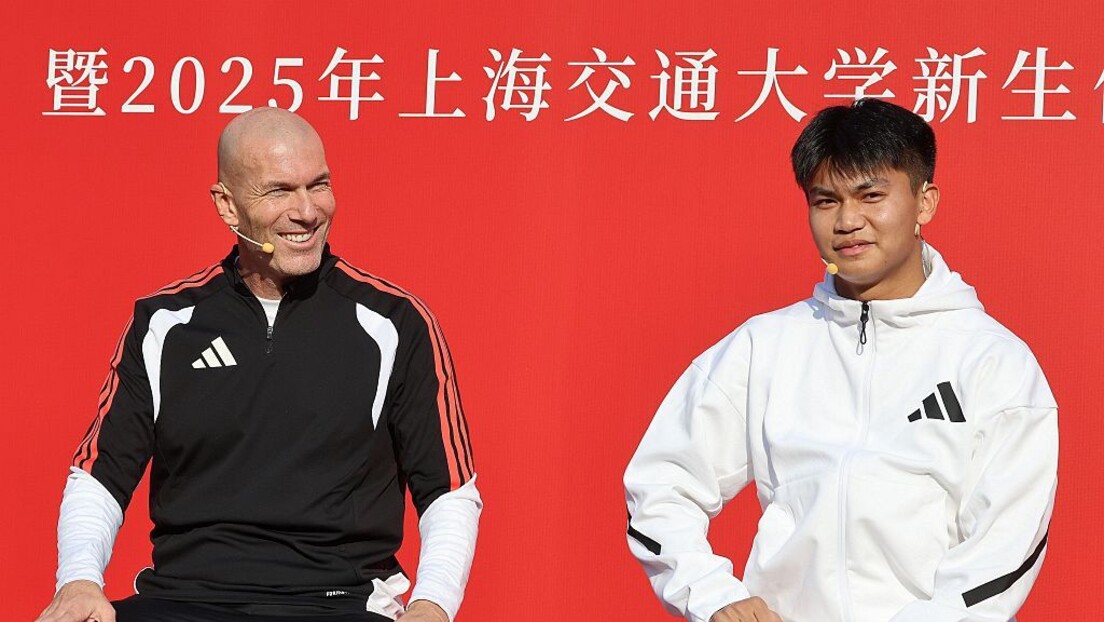 Zidane brinca de 'altinha' na China-  VÍDEO