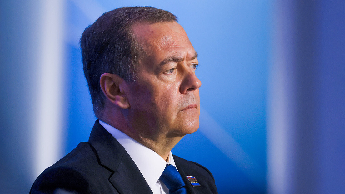 'Duas ladras russófobas repugnantes': Medvedev ataca autoridades da UE