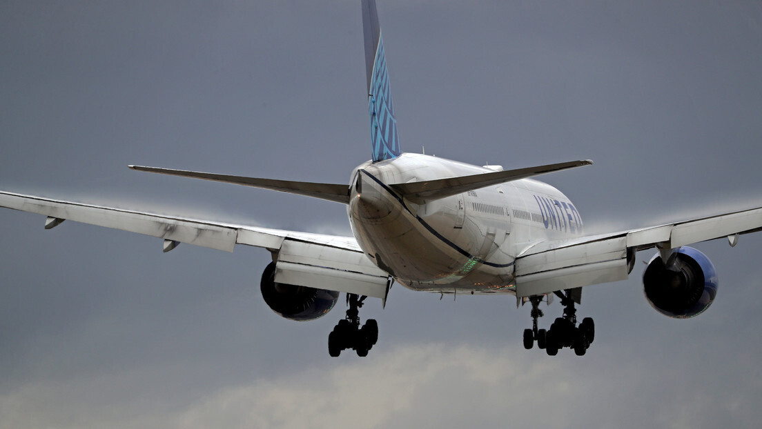 Boeing 777 que deu sinal de emergência sobre Moscou pousa com sucesso