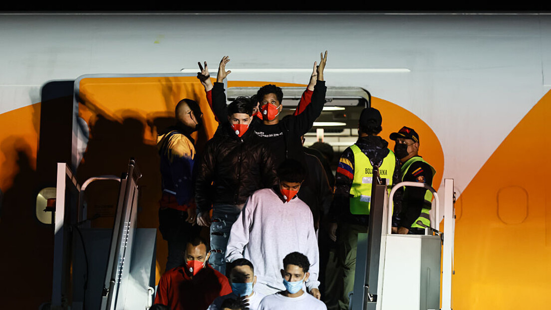 Migrantes retornam à Venezuela em voo do programa 'Plano Vuelta a la Patria' partindo do México