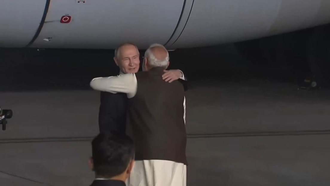 Abraço fraternal: Modi recebe Putin no início de sua visita de Estado