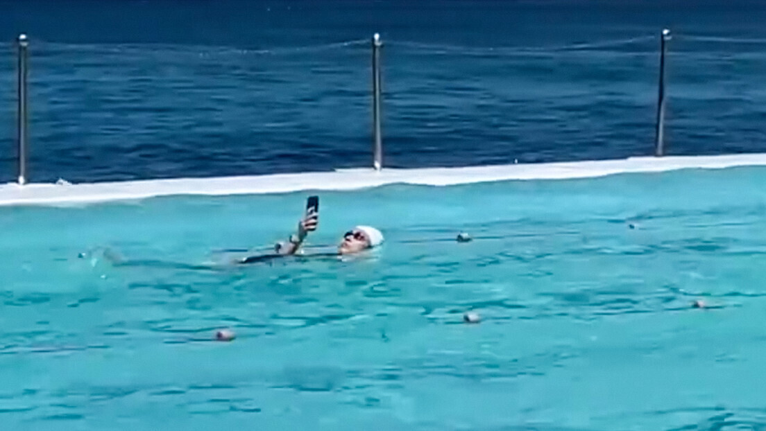 Mulher não larga o celular nem na hora de nadar - VÍDEO