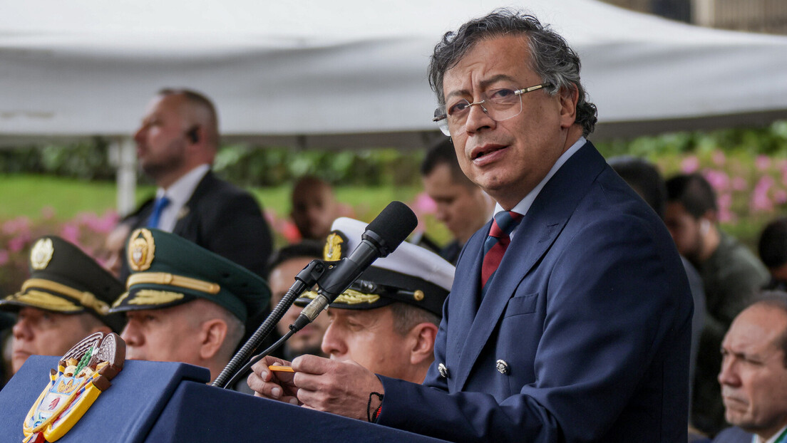 Petro pede a militares colombianos que 'defendam a soberania' com a vida