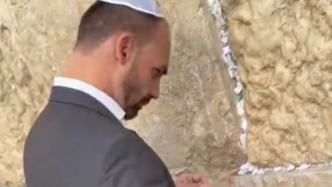 Eduardo Bolsonaro pede libertação de pai no Muro das Lamentações em Israel