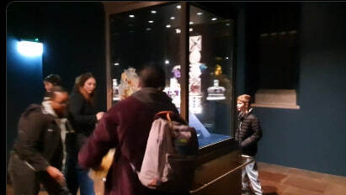 Ativistas atacam Joias da Coroa com torta de maçã e creme - VÍDEO