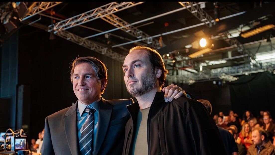 Dark Horse: Carlos publica foto com Jim Caviezel, que interpreta Bolsonaro