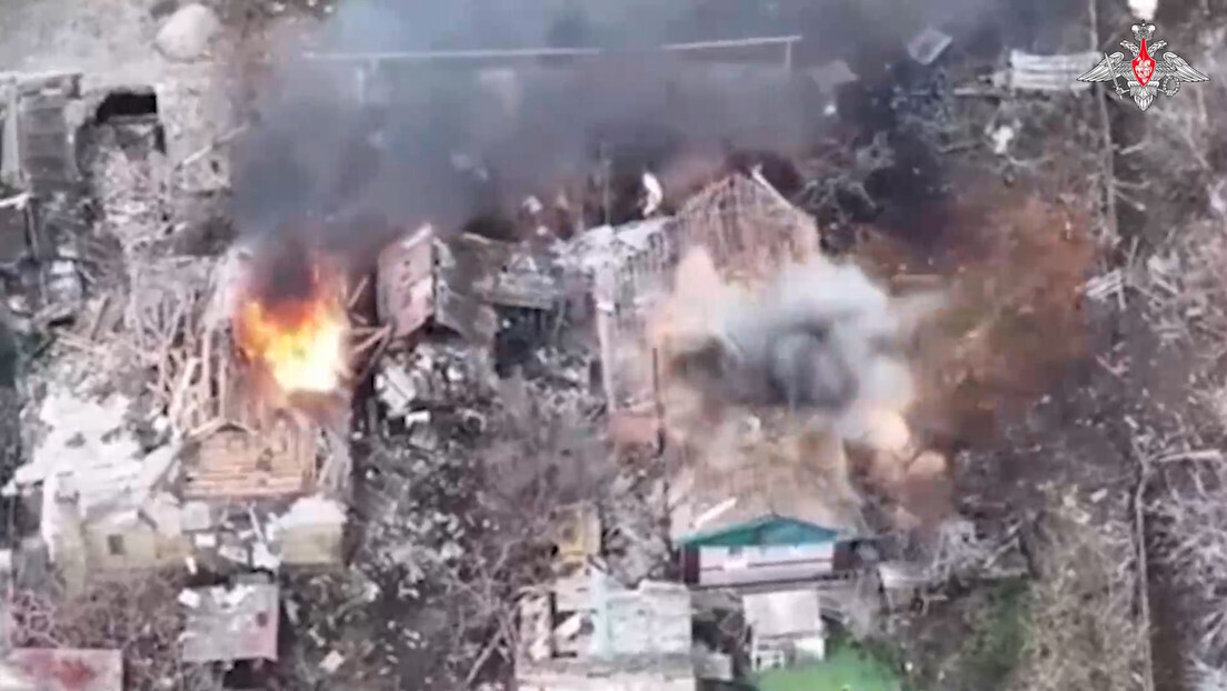 Inimigo destruído e bandeira russa hasteada: assista como foi libertação de novo vilarejo em Donbass