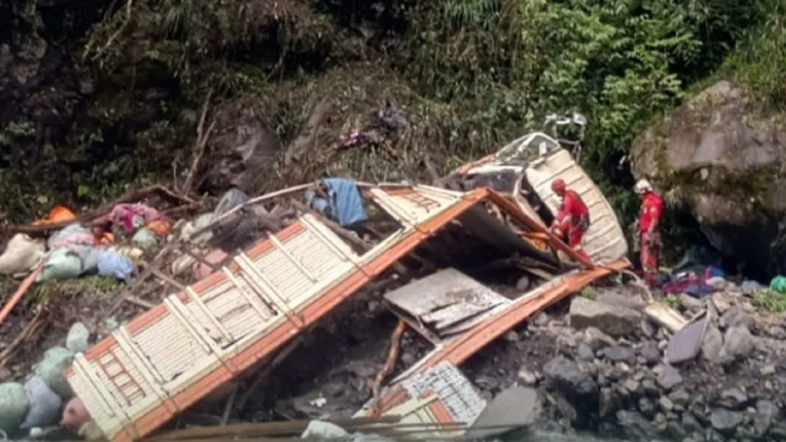 Caminhão carregado com folhas de coca despenca em barranco e deixa oito mortos na Bolívia