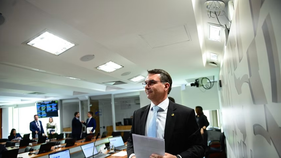 Flávio Bolsonaro diz que não voltará atrás e mantém pré-candidatura para 2026