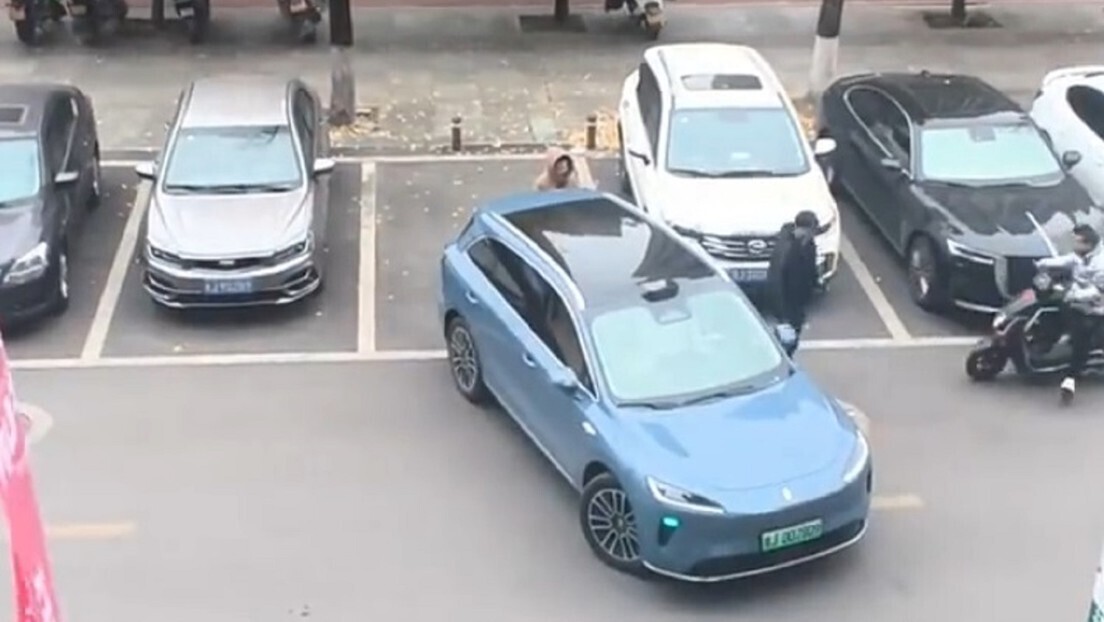 VÍDEO: carro estaciona sozinho e surpreende mulher que tentava bloquear vaga na China